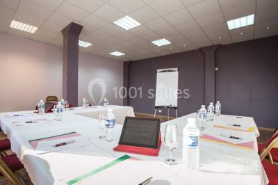 Plateaux de bouchées apéritives variées disposés sur des supports en bois dans un cadre extérieur.