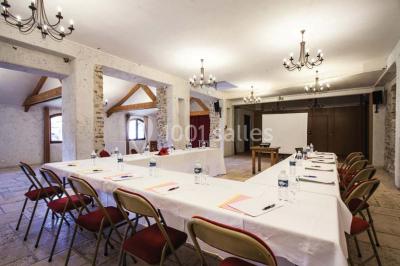 Plateaux de bouchées apéritives variées disposés sur des supports en bois dans un cadre extérieur.