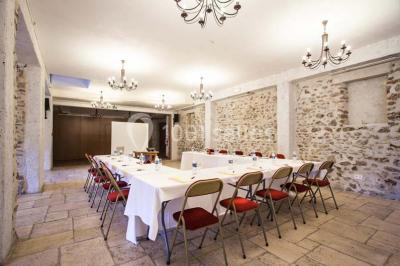 Plateaux de bouchées apéritives variées disposés sur des supports en bois dans un cadre extérieur.