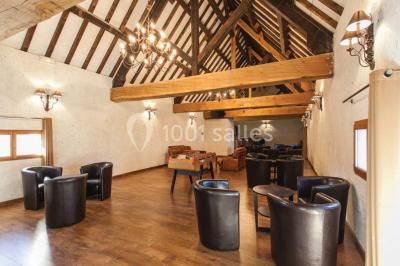 Plateaux de bouchées apéritives variées disposés sur des supports en bois dans un cadre extérieur.