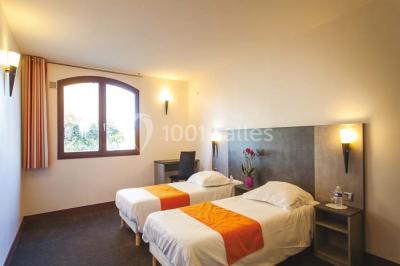 Plateaux de bouchées apéritives variées disposés sur des supports en bois dans un cadre extérieur.