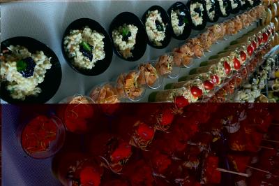 Miniature Location salle Paillencourt (Nord) - Le Canotier #41 Table en bois décorée de bougies, fleurs et feuillage, entourée de chaises, sous une arche végétale dans une salle lumineuse.