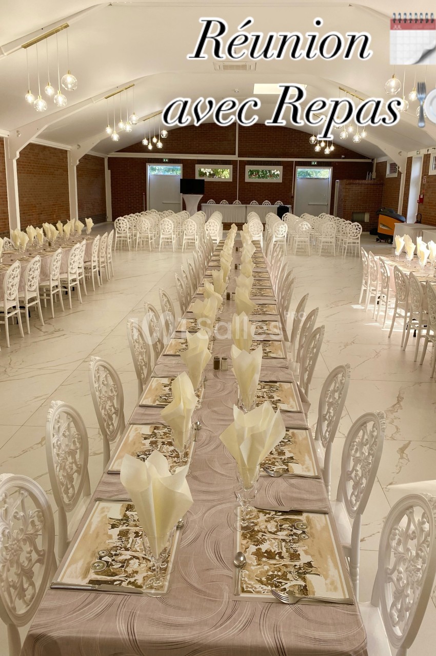 Salle de réception avec de longues tables dressées, nappes beige, serviettes pliées et chaises blanches décoratives.