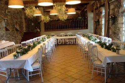 Miniature Location salle Haute-Goulaine (Loire-Atlantique) - La Cour des Montys #6 Cour extérieure éclairée en soirée, avec un grand arbre central, des tables, des palettes en bois et des invités debout.
