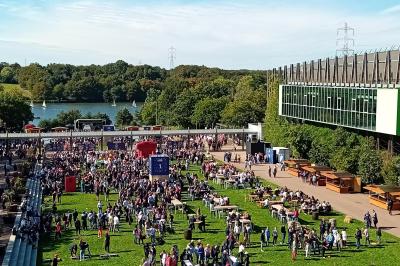 Miniature Location salle Nantes (Loire-Atlantique) - Exponantes Le Parc #19 Bâtiment moderne avec façade vitrée, éclairé au crépuscule, reflété dans un plan d'eau calme.