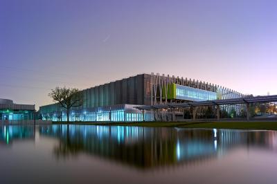 Miniature Location salle Nantes (Loire-Atlantique) - Exponantes Le Parc #20 Bâtiment moderne avec façade vitrée, éclairé au crépuscule, reflété dans un plan d'eau calme.