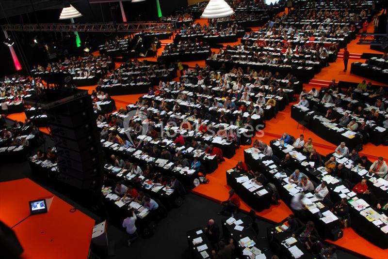 Location salle Nantes (Loire-Atlantique) - Exponantes Le Parc #2 Salle de conférence bondée avec de nombreuses personnes assises à des tables, éclairage tamisé et ambiance professionnelle.