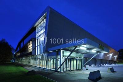 Miniature Location salle Nantes (Loire-Atlantique) - Exponantes Le Parc #3 Bâtiment moderne avec façade vitrée, éclairé au crépuscule, reflété dans un plan d'eau calme.