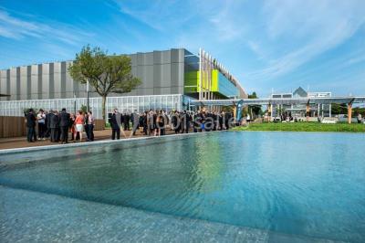 Miniature Location salle Nantes (Loire-Atlantique) - Exponantes Le Parc #5 Bâtiment moderne avec façade vitrée, éclairé au crépuscule, reflété dans un plan d'eau calme.