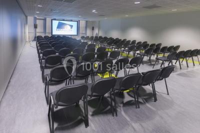 Miniature Location salle Nantes (Loire-Atlantique) - Exponantes Le Parc #9 Bâtiment moderne avec façade vitrée, éclairé au crépuscule, reflété dans un plan d'eau calme.