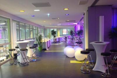 Miniature Location salle Nantes (Loire-Atlantique) - Exponantes Le Parc #12 Bâtiment moderne avec façade vitrée, éclairé au crépuscule, reflété dans un plan d'eau calme.