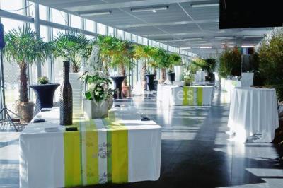 Miniature Location salle Nantes (Loire-Atlantique) - Exponantes Le Parc #15 Bâtiment moderne avec façade vitrée, éclairé au crépuscule, reflété dans un plan d'eau calme.