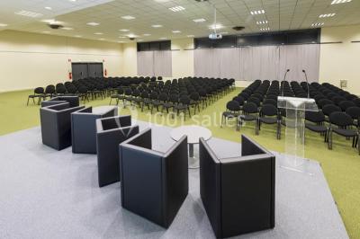 Miniature Location salle Nantes (Loire-Atlantique) - Exponantes Le Parc #18 Bâtiment moderne avec façade vitrée, éclairé au crépuscule, reflété dans un plan d'eau calme.