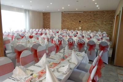 Miniature Location salle Donceel (Liège) - Château de Limont #6 Assiette rectangulaire avec boule de glace au chocolat, boule de glace vanille, gaufre, éclats de noisettes et sucre glace.