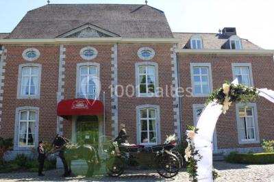 Miniature Location salle Donceel (Liège) - Château de Limont #7 Assiette rectangulaire avec boule de glace au chocolat, boule de glace vanille, gaufre, éclats de noisettes et sucre glace.