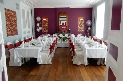 Miniature Location salle Donceel (Liège) - Château de Limont #5 Assiette rectangulaire avec boule de glace au chocolat, boule de glace vanille, gaufre, éclats de noisettes et sucre glace.