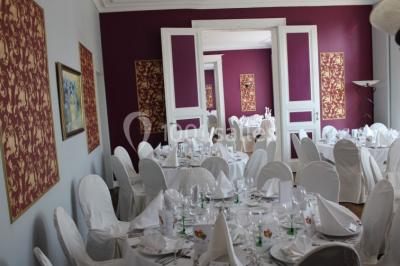 Miniature Location salle Donceel (Liège) - Château de Limont #13 Assiette rectangulaire avec boule de glace au chocolat, boule de glace vanille, gaufre, éclats de noisettes et sucre glace.