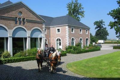 Miniature Location salle Donceel (Liège) - Château de Limont #19 Assiette rectangulaire avec boule de glace au chocolat, boule de glace vanille, gaufre, éclats de noisettes et sucre glace.