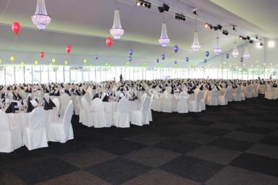 Miniature Location salle Donceel (Liège) - Château de Limont #12 Assiette rectangulaire avec boule de glace au chocolat, boule de glace vanille, gaufre, éclats de noisettes et sucre glace.