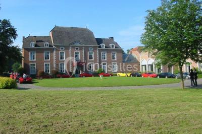 Miniature Location salle Donceel (Liège) - Château de Limont #17 Assiette rectangulaire avec boule de glace au chocolat, boule de glace vanille, gaufre, éclats de noisettes et sucre glace.