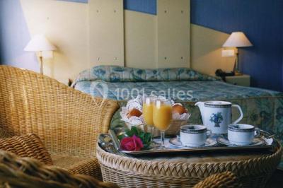 Miniature Location salle Donceel (Liège) - Château de Limont #10 Assiette rectangulaire avec boule de glace au chocolat, boule de glace vanille, gaufre, éclats de noisettes et sucre glace.