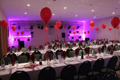 Miniature Location salle Donceel (Liège) - Château de Limont #21 Assiette rectangulaire avec boule de glace au chocolat, boule de glace vanille, gaufre, éclats de noisettes et sucre glace.