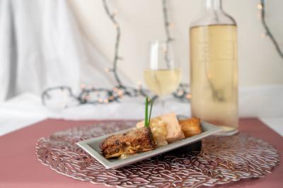 Miniature Location salle Donceel (Liège) - Château de Limont #4 Assiette rectangulaire avec boule de glace au chocolat, boule de glace vanille, gaufre, éclats de noisettes et sucre glace.