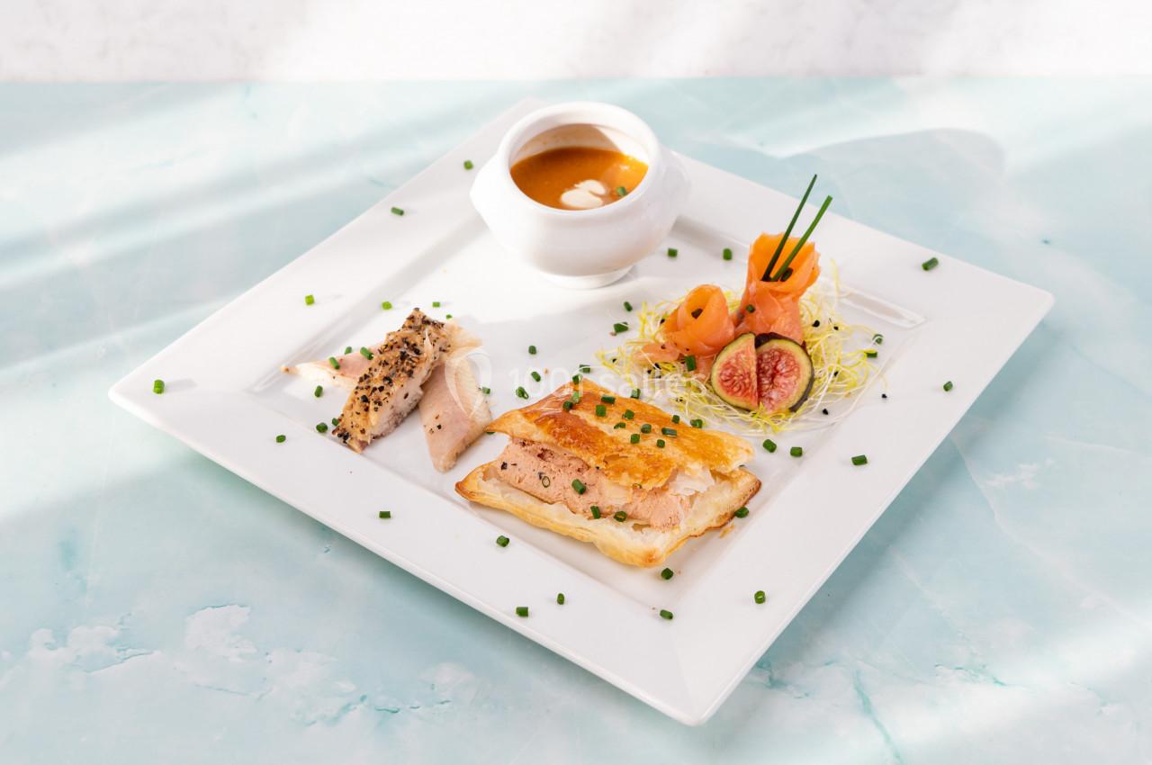 Location salle Donceel (Liège) - Château de Limont #8 Assiette gastronomique avec feuilleté, poisson, saumon fumé, figue, germes de légumes et velouté en bol blanc.