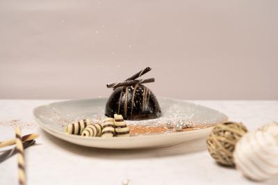 Miniature Location salle Donceel (Liège) - Château de Limont #18 Assiette rectangulaire avec boule de glace au chocolat, boule de glace vanille, gaufre, éclats de noisettes et sucre glace.