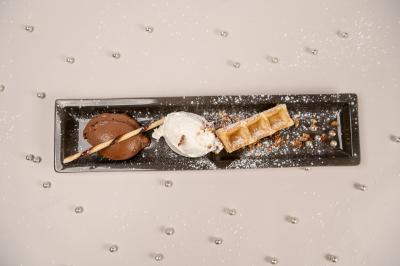 Miniature Location salle Donceel (Liège) - Château de Limont #22 Assiette rectangulaire avec boule de glace au chocolat, boule de glace vanille, gaufre, éclats de noisettes et sucre glace.