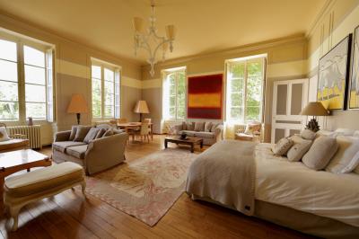 Chapiteau au bord de la riviére