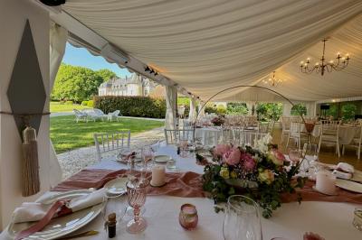 Chapiteau au bord de la riviére