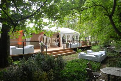 Chapiteau au bord de la riviére