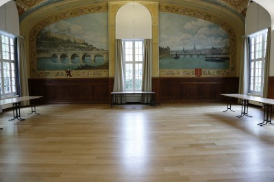Miniature Location salle Paris 14 (Paris) - Cité Universitaire – Fondation Biermans-Lapôtre #23 Écran de projection blanc dans une petite salle équipée de fauteuils marron et de haut-parleurs muraux.