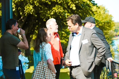 Miniature Location salle Le Coudray-Montceaux (Essonne) - Le Manoir des Cygnes #6 Salle lumineuse avec des stands promotionnels, des affiches et des tables recouvertes de nappes bleues, entourées de chaises…