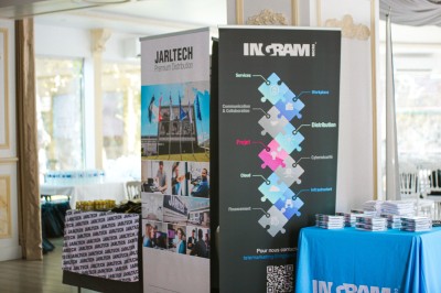 Miniature Location salle Le Coudray-Montceaux (Essonne) - Le Manoir des Cygnes #4 Salle lumineuse avec des stands promotionnels, des affiches et des tables recouvertes de nappes bleues, entourées de chaises…