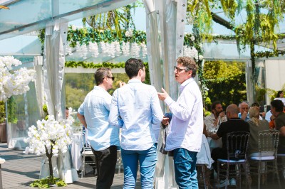 Miniature Location salle Le Coudray-Montceaux (Essonne) - Le Manoir des Cygnes #3 Salle lumineuse avec des stands promotionnels, des affiches et des tables recouvertes de nappes bleues, entourées de chaises…
