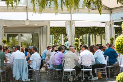 Miniature Location salle Le Coudray-Montceaux (Essonne) - Le Manoir des Cygnes #13 Salle lumineuse avec des stands promotionnels, des affiches et des tables recouvertes de nappes bleues, entourées de chaises…