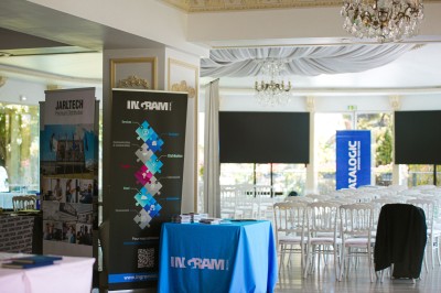 Miniature Location salle Le Coudray-Montceaux (Essonne) - Le Manoir des Cygnes #15 Salle lumineuse avec des stands promotionnels, des affiches et des tables recouvertes de nappes bleues, entourées de chaises…