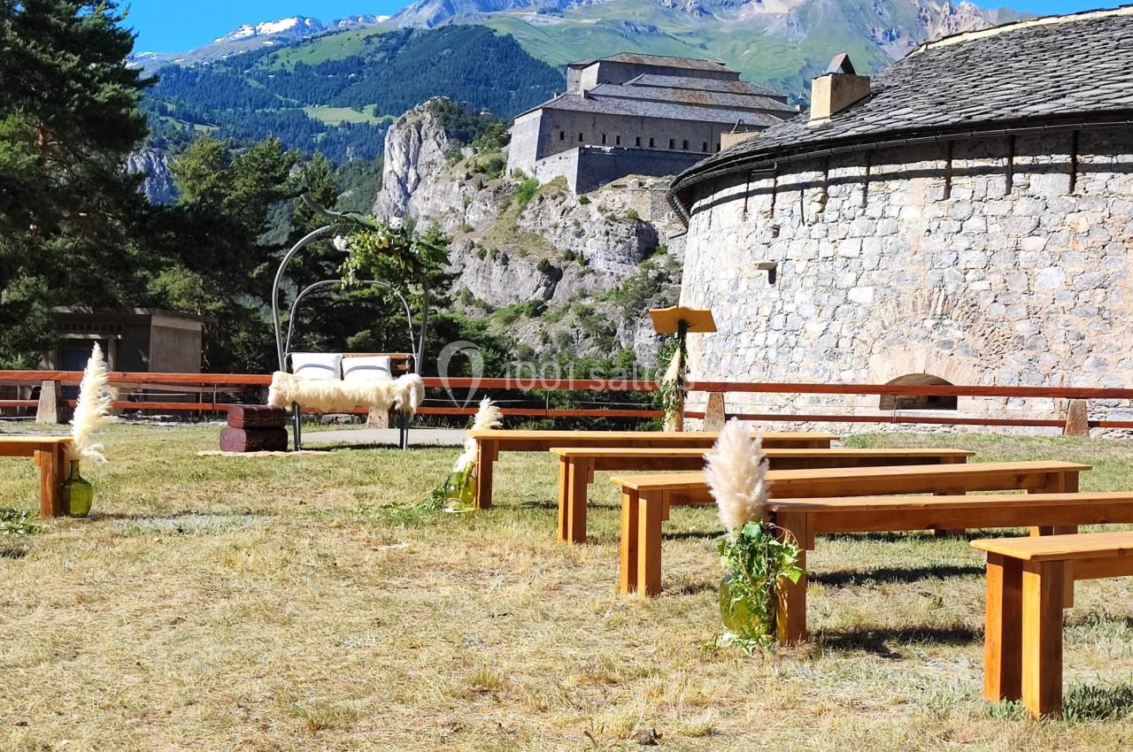 cérémonie sur l'esplanade avec vue sur les forts