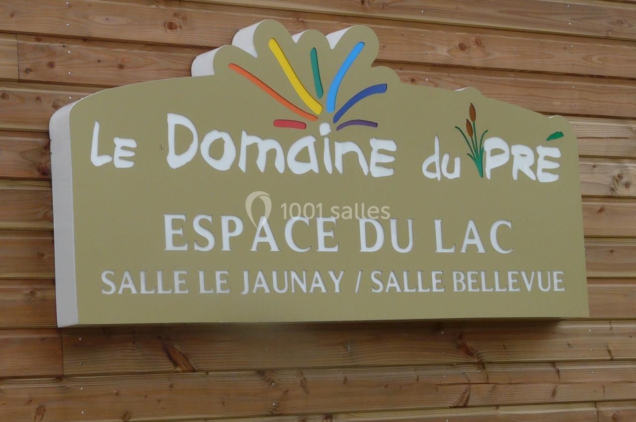Location salle La Chapelle-Hermier (Vendée) - Domaine du Pré #1 Panneau en bois indiquant ’Le Domaine du Pré’ avec les mentions ’Espace du Lac’, ’Salle Le Jaunay’ et ’Salle Bellevue’.