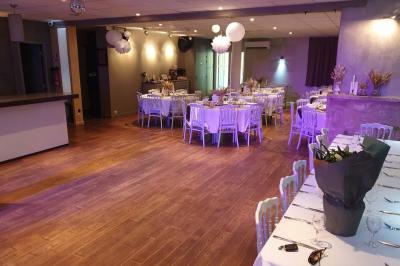 Château gonflable blanc installé sur une surface gravillonnée, entouré de végétation et de mobilier de jardin.