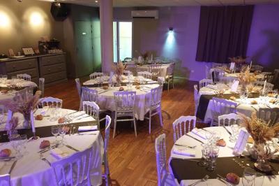 Château gonflable blanc installé sur une surface gravillonnée, entouré de végétation et de mobilier de jardin.