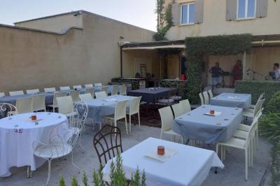 Château gonflable blanc installé sur une surface gravillonnée, entouré de végétation et de mobilier de jardin.