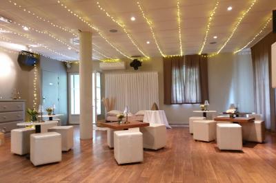 Château gonflable blanc installé sur une surface gravillonnée, entouré de végétation et de mobilier de jardin.