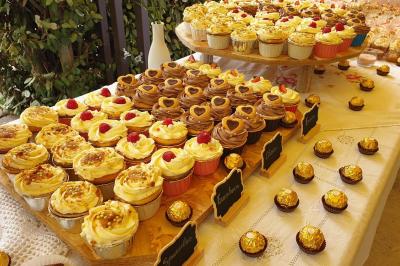 Château gonflable blanc installé sur une surface gravillonnée, entouré de végétation et de mobilier de jardin.