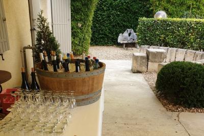 Château gonflable blanc installé sur une surface gravillonnée, entouré de végétation et de mobilier de jardin.