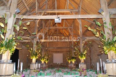Miniature Location salle Ciney (Province de Namur) - Le Domaine d'Achêne #6 Voûte en briques rouges avec piliers en pierre, sol carrelé gris et mur en pierre apparente.