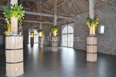 Miniature Location salle Ciney (Province de Namur) - Le Domaine d'Achêne #8 Voûte en briques rouges avec piliers en pierre, sol carrelé gris et mur en pierre apparente.