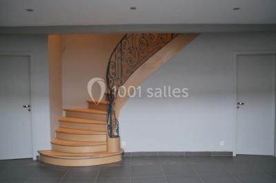 Miniature Location salle Ciney (Province de Namur) - Le Domaine d'Achêne #9 Voûte en briques rouges avec piliers en pierre, sol carrelé gris et mur en pierre apparente.